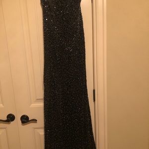 Fitted black dress with glass beads.